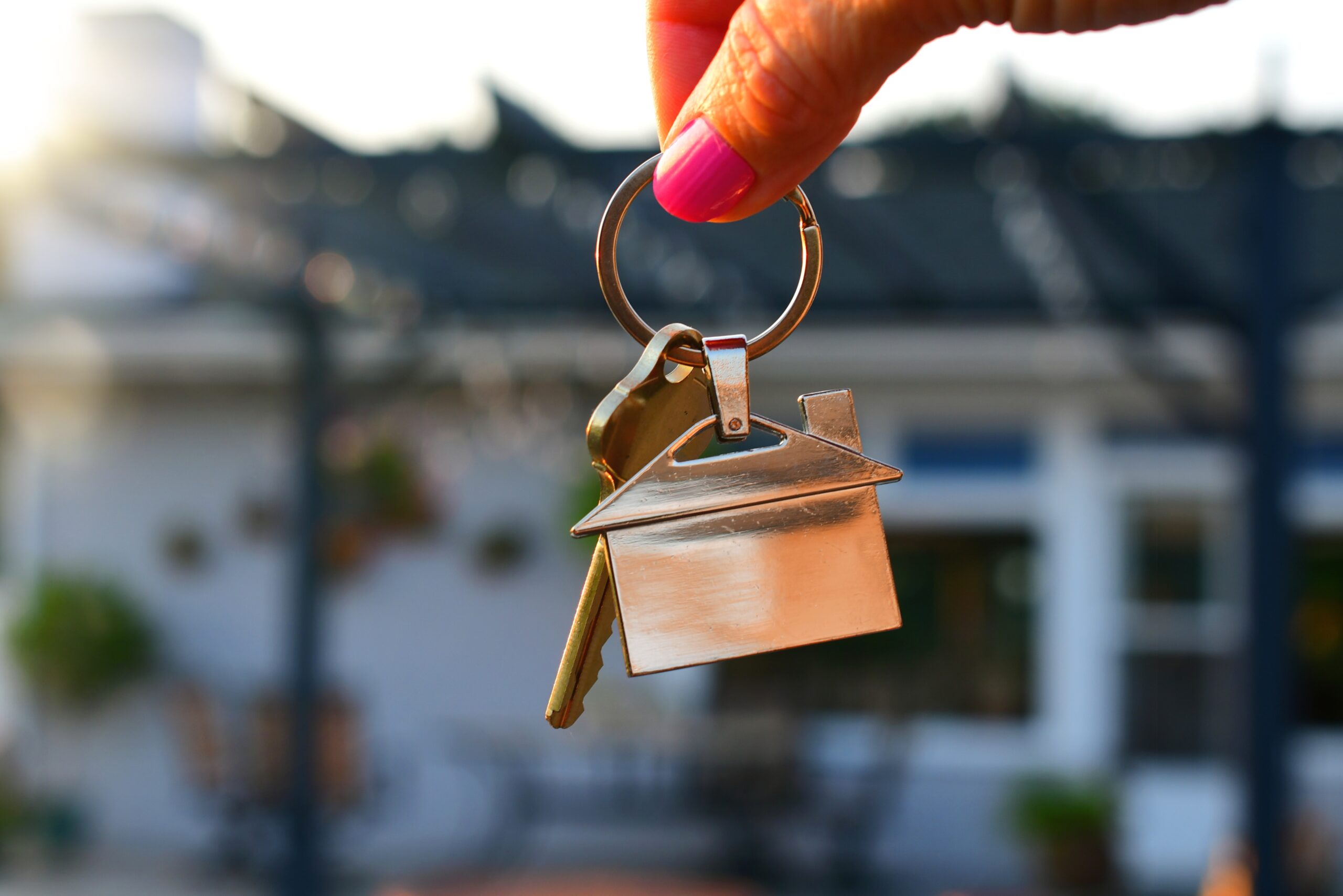female-hand-of-realtor-holding-a-set-of-keys-outsi-2026-01-08-07-56-17-utc