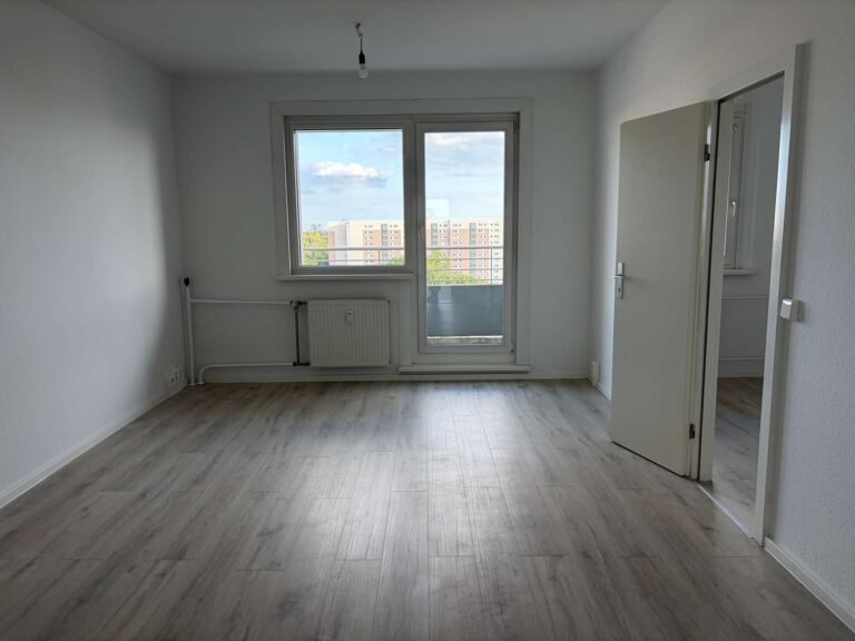 Wohnzimmer mit Balkon