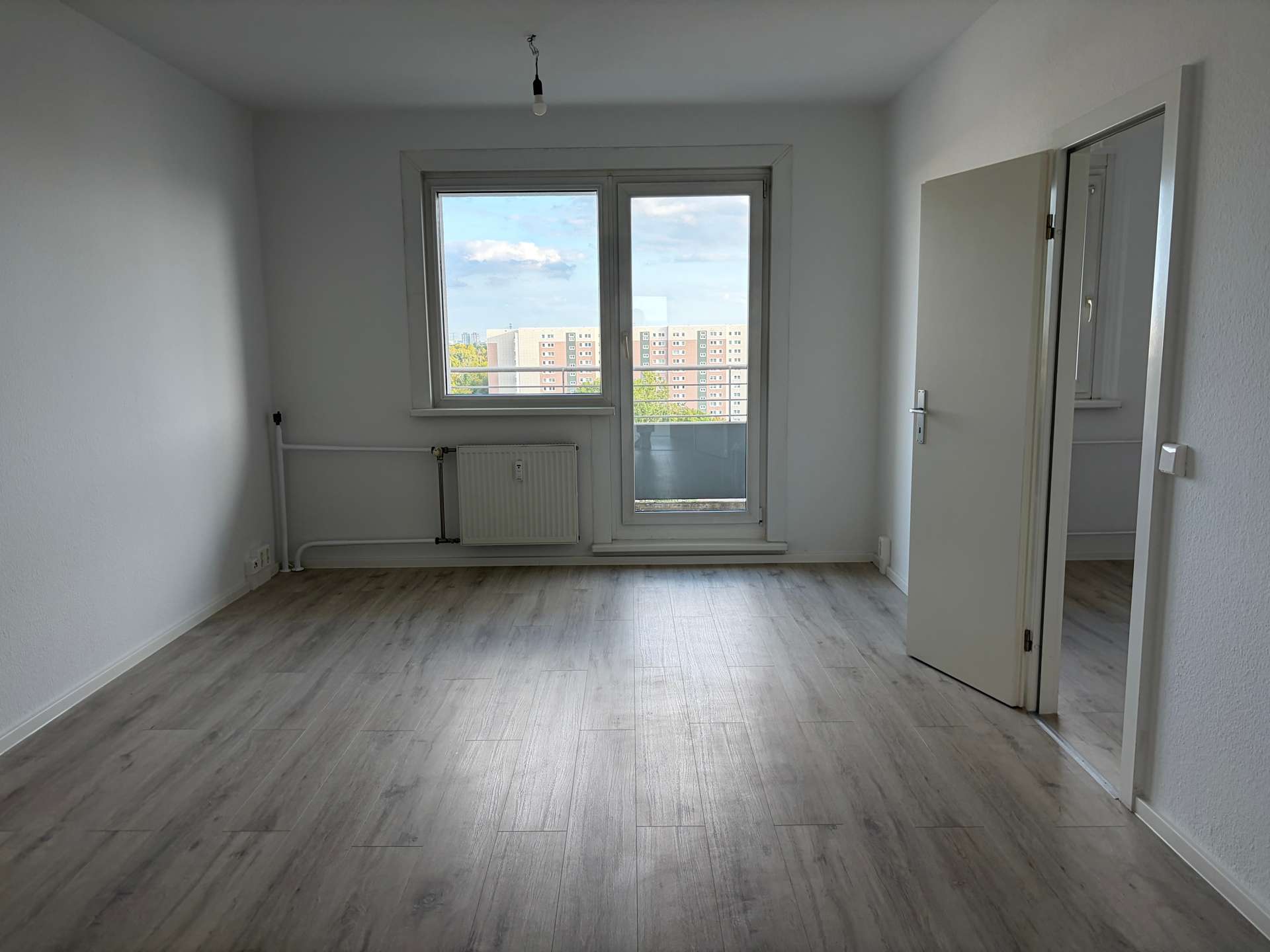 Wohnzimmer mit Balkon