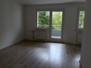 Wohnzimmer mit Balkon