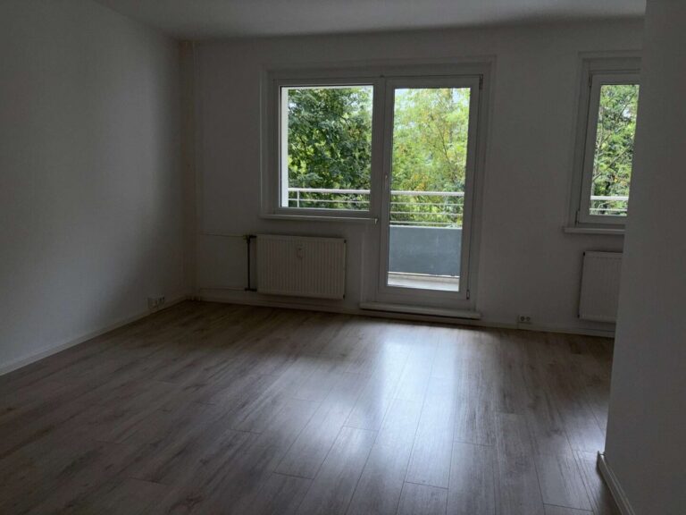 Wohnzimmer mit Balkon