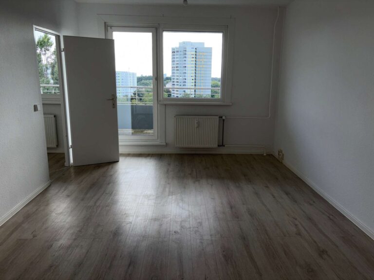 Wohnzimmer mit Balkon