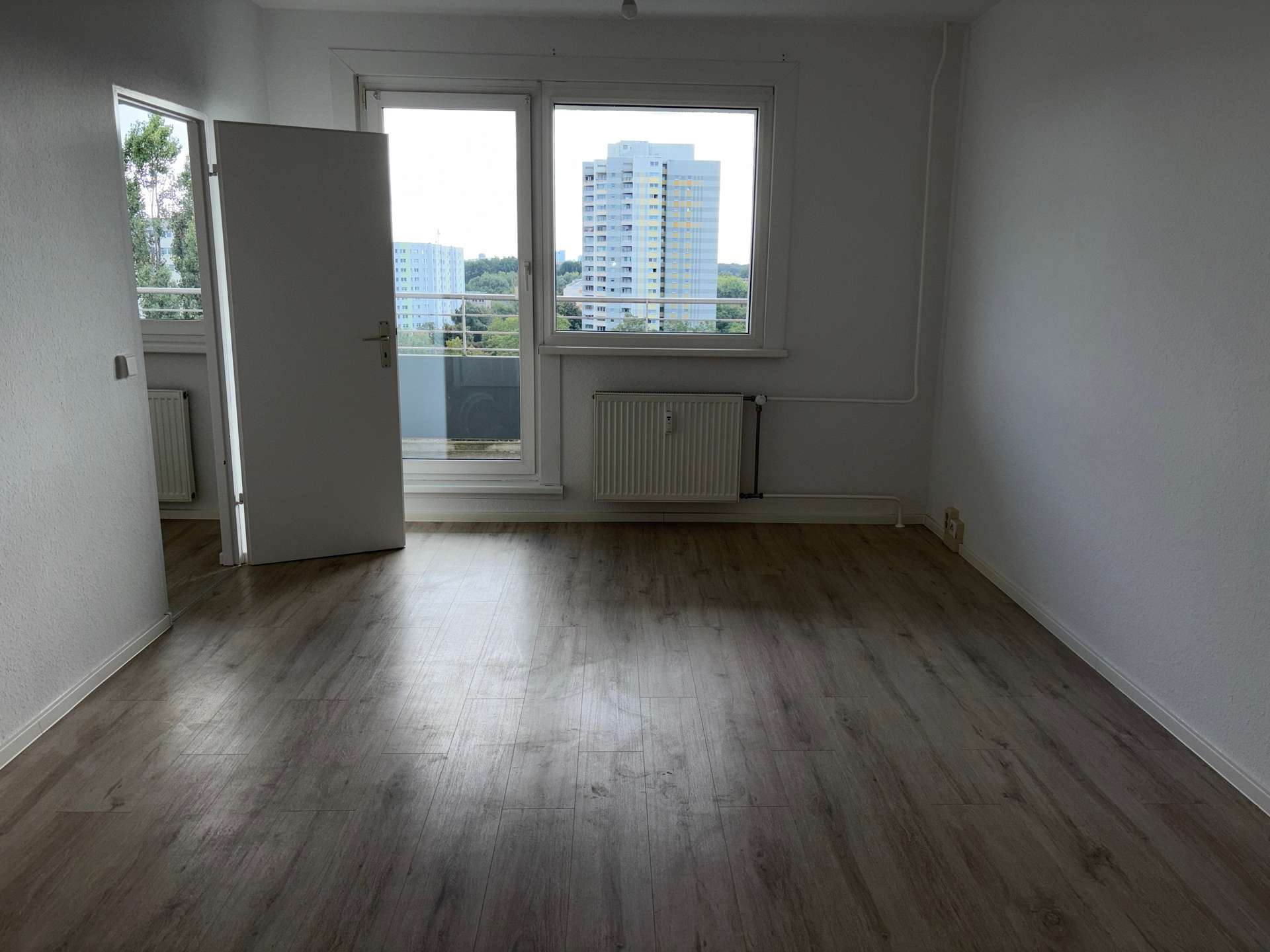 Wohnzimmer mit Balkon