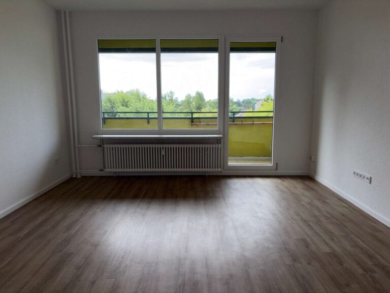 Wohnzimmer mit Balkon